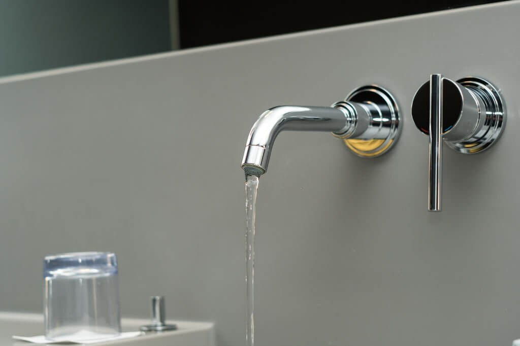 https://kitcheneminence.com/img/wall-mount-kitchen-sink-faucet.jpg